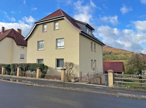 Immobilie in Tann - Ein-/Zweifamilienhaus  - Charmanter Klassiker mit Potenzial & Weitblick - Bild 1