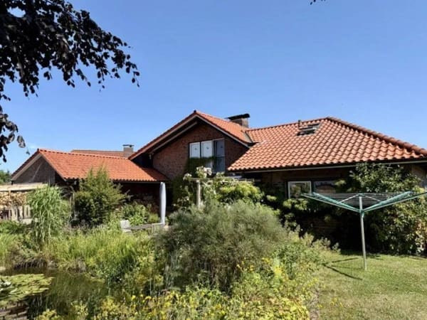 Immobilie in Grube - Exklusives Einfamilienhaus mit Gartenparadies, Teich und Ferienwohnung in begehrter Feldrandlage - Bild 0