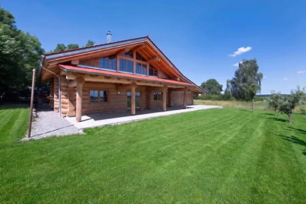 Immobilie in Heldenstein - Idyllisches Landleben mit Alpenpanorama - Ökologisches Holzstammhaus - Bild 0