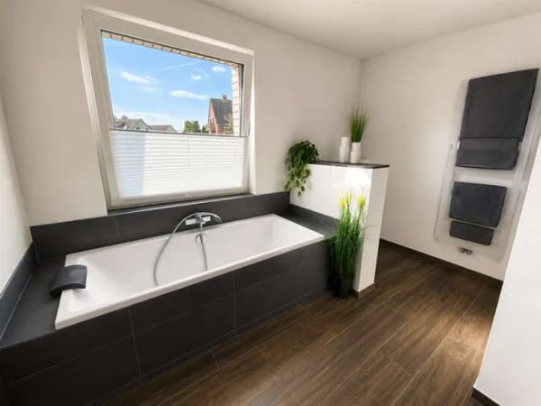 Immobilie in Rötgesbüttel - 1.422 m² Familienglück: 6 Zimmer, Pool, Wallbox und großer Garten - Bild 2