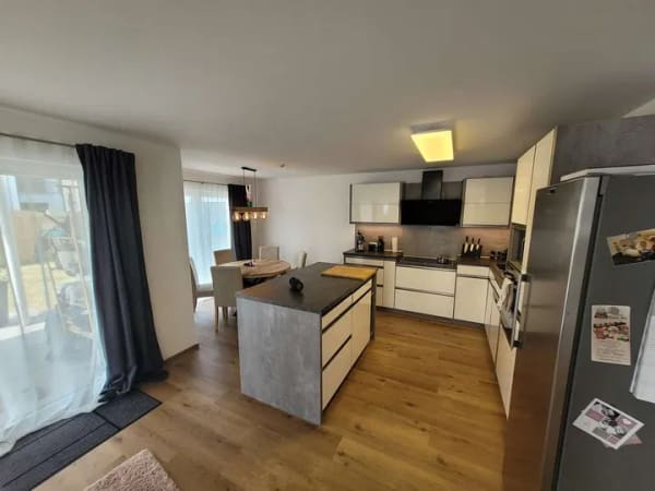Immobilie in Stephansposching - Provisionsfrei: Neuwertige 3-Zimmer-EG-Wohnung mit Garten, Terrasse & 2 Stellplätzen - Bild 1