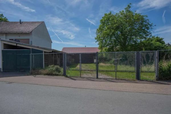 Immobilie in Ober-Mörlen - Hofreite: Pferdehaltung möglich, riesige Scheune in gutem Zustand, Wohnhaus sanierungsbedürftig. - Bild 1