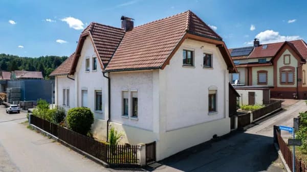 Immobilie in Lauchringen - Zentrumsnah wohnen – Einfamilienhaus (Doppelhaushälfte) mit Garage und Garten in Unterlauchringen - Bild 0