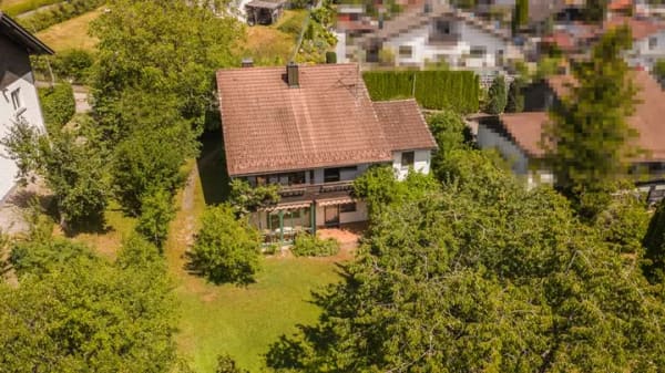 Immobilie in Ruderting - Charmantes Wohnhaus mit Wintergarten, Galerie und großzügigem Garten in Ruderting - Bild 1