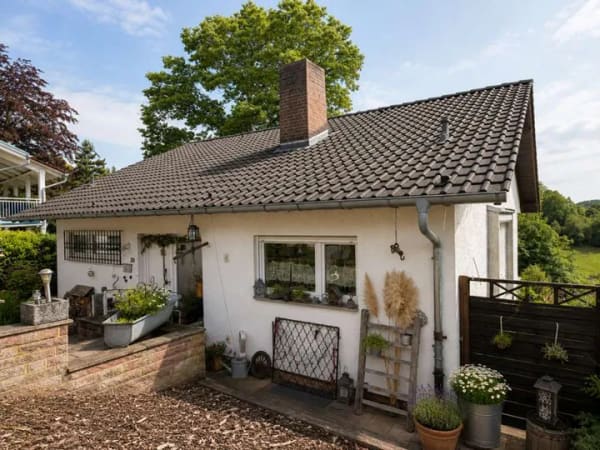 Immobilie in Kirchheim - Wohnen mit Ausblick ! Einfamilienhaus in begehrter Wohnlage von Kirchheim ! - Bild 1