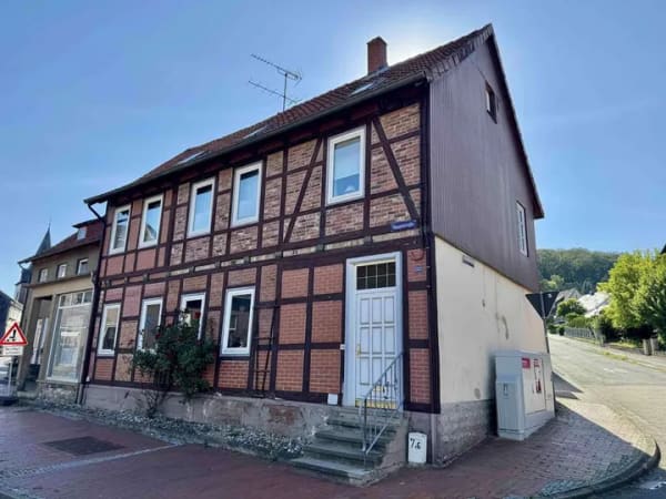 Immobilie in Lamspringe - Zweifamilienhaus mit großzügiger Werkstatt – vielseitige Nutzungsmöglichkeiten - Bild 0