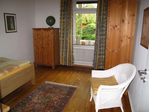 Immobilie in Zetel - Großzügiges 2-3 Familienhaus mit Garten:  Perfekt als Mehrgenerationenhaus oder zur Teilvermietung - Bild 2