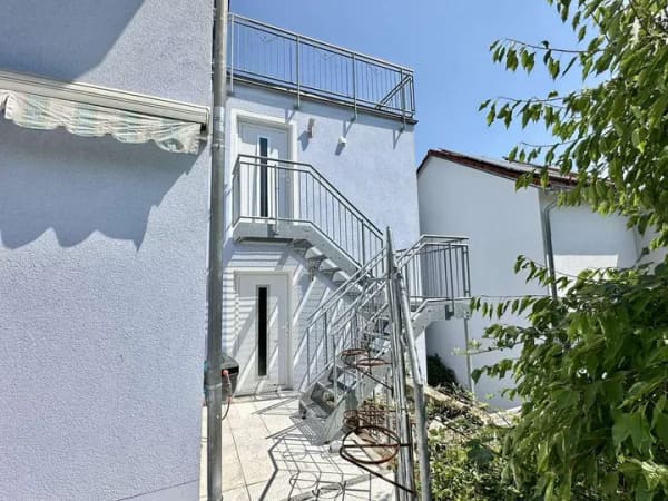 Immobilie in Wörth an der Donau - Ein Haus, zwei Wohnungen, unzählige Möglichkeiten - Bild 1