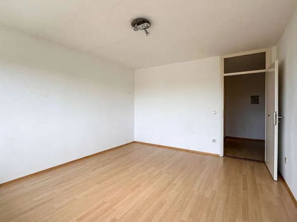 Immobilie in Unterhaching - Attraktive 2-Zimmer-Wohnung mit Balkon und Tiefgaragenstellplatz! - Bild 1