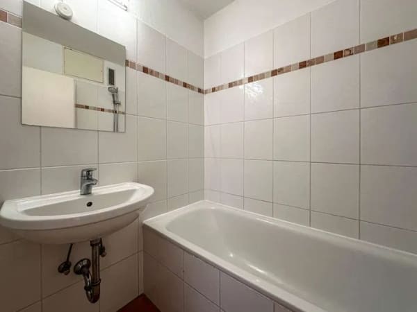 Immobilie in Unterhaching - Attraktive 2-Zimmer-Wohnung mit Balkon und Tiefgaragenstellplatz! - Bild 4