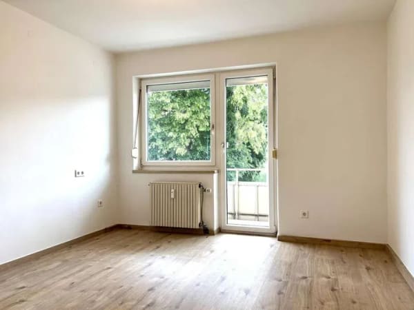 Immobilie in Freilassing - Gepflegte 3-Zimmer-Wohnung mit Balkon, Keller & Stellplatz - zentral in Freilassing - Bild 2