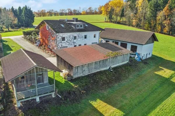 Immobilie in Windorf - Randlage mit Wohnhaus, 4 Garagen, 5 CP-Stpl. und 1553 m² Grund - 410.000 €! - Bild 0