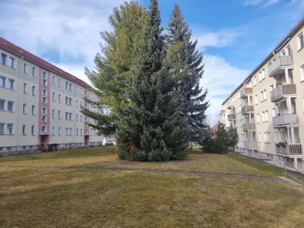 Immobilie in Crimmitschau - Kleine Dreiraumwohnung mit Balkon in schöner Wohnlage! - Bild 0