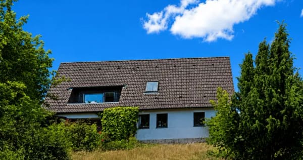 Immobilie in Wiesau - Freistehendes Einfamilienhaus, ca. 190 m² Wohnfläche mit einem nicht einsehbaren großen Garten mit 1.400 m² in Wiesau-Schönhaid zu verkaufen. - Bild 2