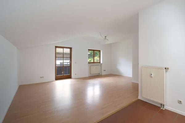 Immobilie in Schleching - Ruhe, Natur und Möglichkeiten: Große Dachgeschosswohnung mit großem Balkon in Schleching - Bild 1