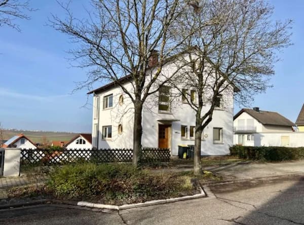 Immobilie in Sörgenloch - Familienfreundliches Einfamilienhaus mit bis zu 6 Zimmern, Garten und 3 Stellplätzen in Sörgenloch - Bild 1
