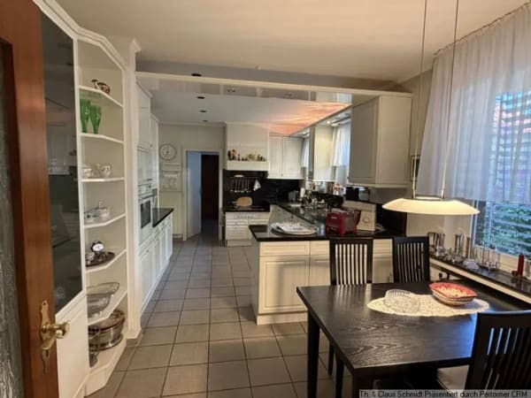 Immobilie in Oldenburg - Ein Haus – unzählige Möglichkeiten! Großzügiges Wohnen mit Entwicklungspotenzial in Oldenburg - Bild 2