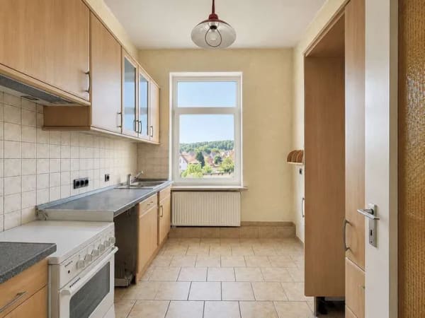 Immobilie in Gehrden - Charaktervolle Altbauwohnung mit hohen Decken, Erker und großem Gestaltungspotenzial in zentraler La - Bild 3