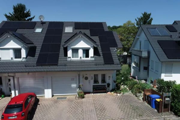 Immobilie in Großbettlingen - Energieeffizienzklasse A+! Kurzfristig frei! Modernes EFH m. Einliegerwohn. (DHH) in guter Wohnlage! - Bild 0