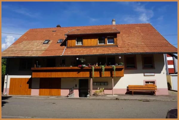Immobilie in Zell am Harmersbach - Viel Platz, zahlreiche Möglichkeiten und eine attraktive Wohnlage – gepflegtes 4-Familienhaus ! - Bild 0
