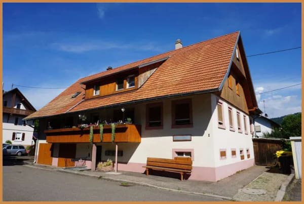 Immobilie in Zell am Harmersbach - Viel Platz, zahlreiche Möglichkeiten und eine attraktive Wohnlage – gepflegtes 4-Familienhaus ! - Bild 3