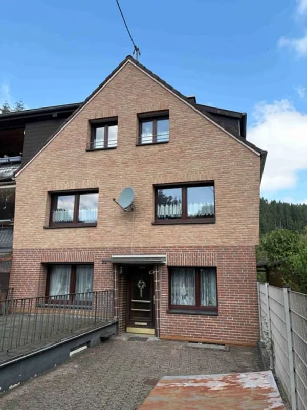 Immobilie in Hellenthal - Großzügiges Wohnhaus mit drei vollwertigen Wohnebenen (188 m²) und flexiblen Nutzungsmöglichkeiten - Bild 1