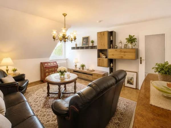 Immobilie in Karlsfeld - Renovierungsbedürftige, charmante 2 Zimmer-Dachgeschosswohnung in ruhiger Lage Karlsfeld - Bild 1