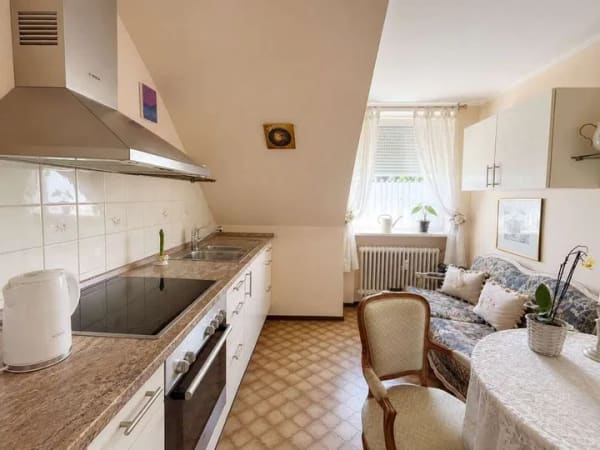 Immobilie in Karlsfeld - Renovierungsbedürftige, charmante 2 Zimmer-Dachgeschosswohnung in ruhiger Lage Karlsfeld - Bild 2