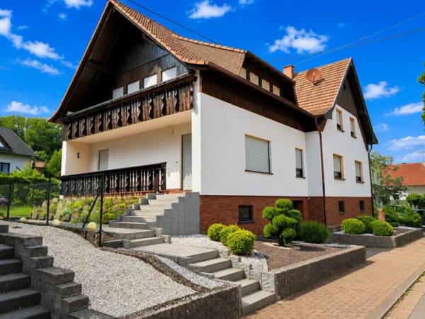 Immobilie in Losheim am See - JETZT STARK REDUZIERT – Großzügiges Wohnhaus mit zwei Wohneinheiten in Losheim-Wahlen - Bild 0