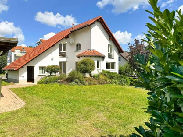 Immobilie in Windischleuba - Architektenhaus mit Garten | Bezugsfrei | Einliegerwohnung | Garagen | Stellplätze - Bild 1