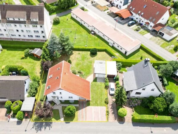 Immobilie in Windischleuba - Architektenhaus mit Garten | Bezugsfrei | Einliegerwohnung | Garagen | Stellplätze - Bild 2