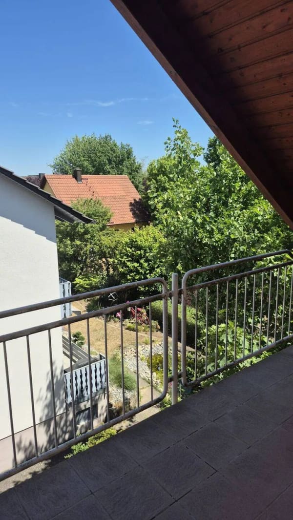 Immobilie in Schwarzach am Main - Fernblick & Potenzial: Sanierungsbedürftige DG-Wohnung nahe Main und Weinbergen in Schwarzach - Bild 0