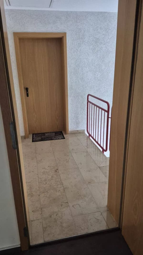 Immobilie in Schwarzach am Main - Fernblick & Potenzial: Sanierungsbedürftige DG-Wohnung nahe Main und Weinbergen in Schwarzach - Bild 1