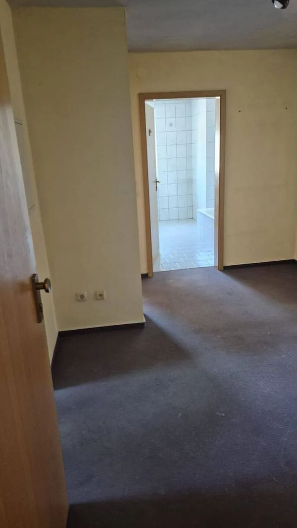 Immobilie in Schwarzach am Main - Fernblick & Potenzial: Sanierungsbedürftige DG-Wohnung nahe Main und Weinbergen in Schwarzach - Bild 2