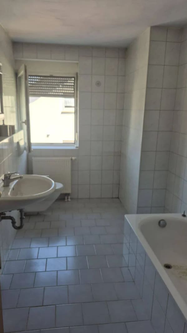 Immobilie in Schwarzach am Main - Fernblick & Potenzial: Sanierungsbedürftige DG-Wohnung nahe Main und Weinbergen in Schwarzach - Bild 3