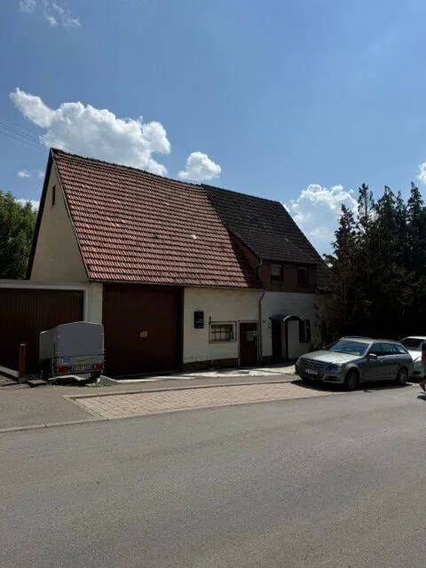 Immobilie in Erkenbrechtsweiler - Platz für Ideen - Einfamilienhaus mit Scheune, Garage und viel Potenzial - Bild 1