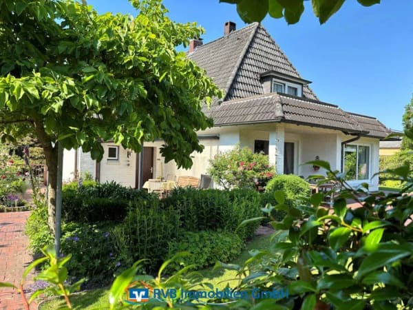 Immobilie in Wittmund - Einfamilienhaus mit traumhaft schönem Garten mitten in der Stadt - Bild 1
