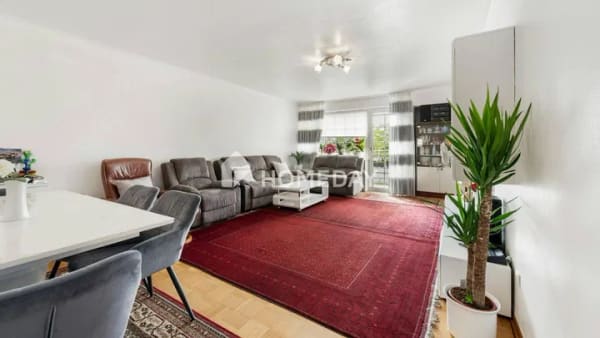 Immobilie in Oberhausen - Großzügige Dachgeschosswohnung mit zwei Balkonen und Aufzug - Bild 0
