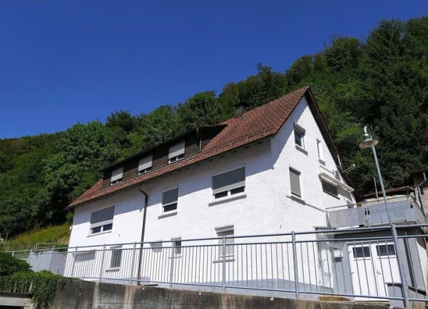 Immobilie in Lauterstein - Sanierungsbedürftiges 1-2-FH mit Garage, Garten und großem Entwicklungspotenzial in ruhiger Lage - Bild 0