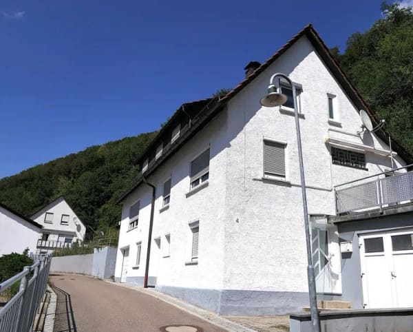 Immobilie in Lauterstein - Sanierungsbedürftiges 1-2-FH mit Garage, Garten und großem Entwicklungspotenzial in ruhiger Lage - Bild 1