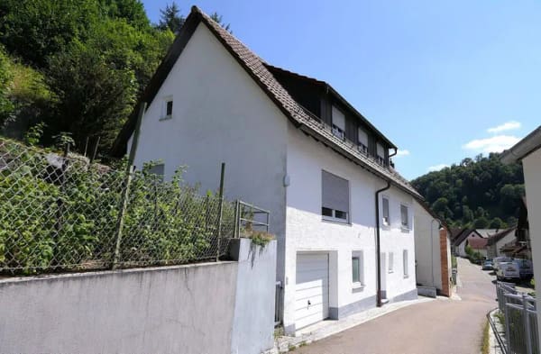 Immobilie in Lauterstein - Sanierungsbedürftiges 1-2-FH mit Garage, Garten und großem Entwicklungspotenzial in ruhiger Lage - Bild 2