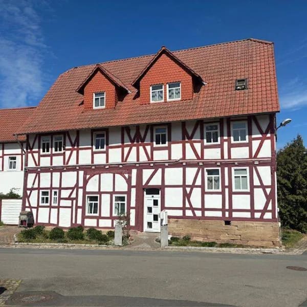 Immobilie in Wolfhagen - FAKTOR 9,2 ! Mehrfamilien-Apartmenthaus mit Anbauobjekt als attraktive Wertanlage in naturnaher Lage - Bild 0