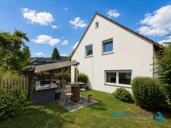 Immobilie in Brachbach - Brachbach: Wohnkomfort mit Potenzial – Gepflegtes Einfamilienhaus mit Außenküche - Bild 1