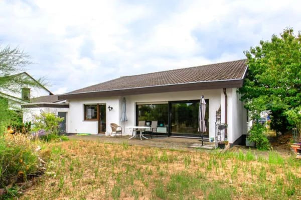 Immobilie in Otterstadt - Bungalow mit Garten und Garage in Otterstadt in ruhiger Lage sucht neuen Erwerber/in - Bild 0