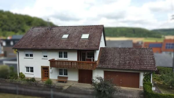 Immobilie in Nattheim - Ein Zuhause! 
Großzügiges Wohnhaus mit zwei separaten Wohnungen, Doppelgarage und Garten in Fleinhe - Bild 0