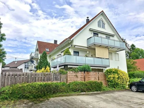 Immobilie in Asbach-Bäumenheim - Charmantes Wohnen auf zwei Ebenen – zwei Balkone, Schwedenofen und Stellplatz - Bild 0
