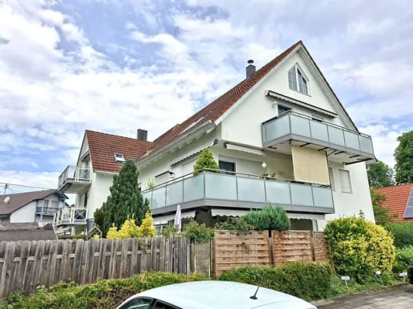 Immobilie in Asbach-Bäumenheim - Charmantes Wohnen auf zwei Ebenen – zwei Balkone, Schwedenofen und Stellplatz - Bild 1