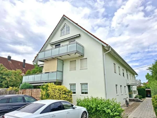 Immobilie in Asbach-Bäumenheim - Charmantes Wohnen auf zwei Ebenen – zwei Balkone, Schwedenofen und Stellplatz - Bild 2