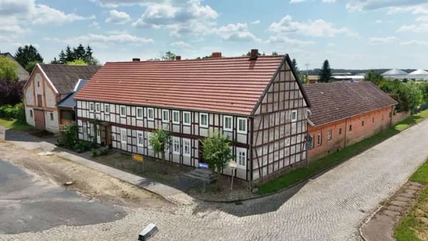 Immobilie in Kalbe (Milde) - Charmantes Wohnensemble – Doppelhaushälfte mit idyllischem 3-Seitenhof - Bild 0