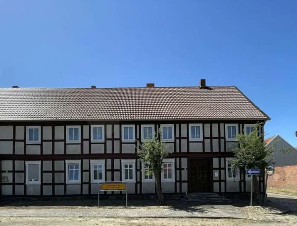 Immobilie in Kalbe (Milde) - Charmantes Wohnensemble – Doppelhaushälfte mit idyllischem 3-Seitenhof - Bild 1